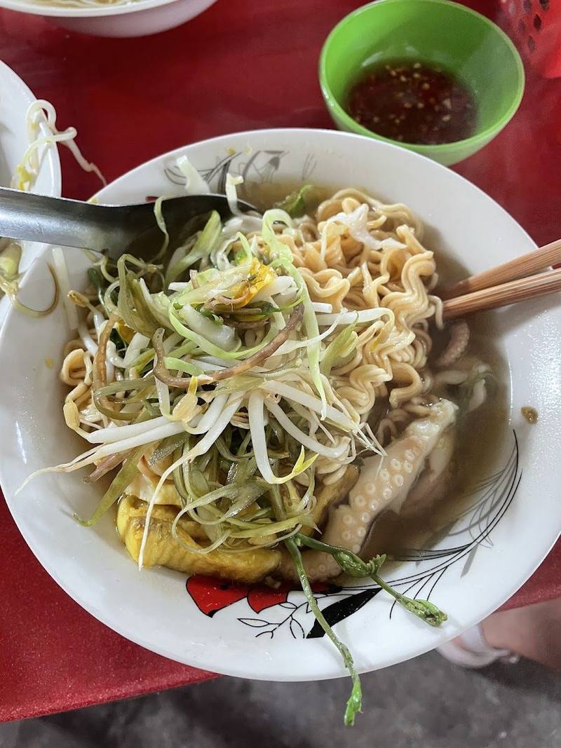 Tô bún cá Châu Đốc của quán Vân với cá lóc và rau bông chuối