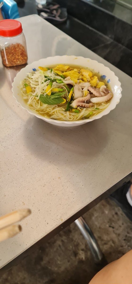 Tô bún nước lèo vàng màu nghệ tại quán Vân