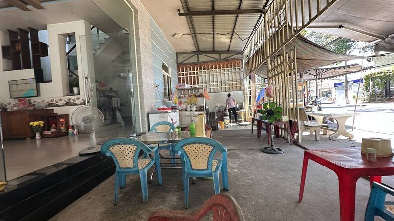 Chỗ ngồi có mái che với ghế nhựa xanh và bàn đỏ