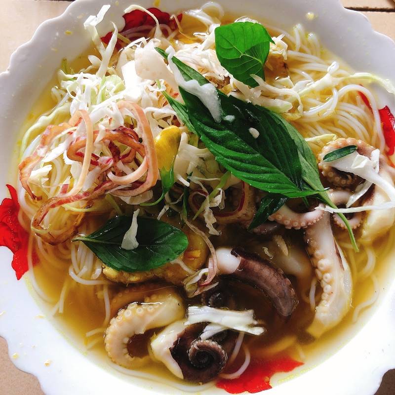 Tô bún cá có bạch tuộc, húng quế và bắp chuối bào