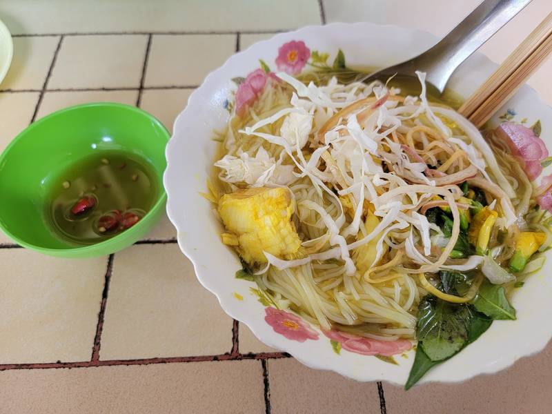 Bún cá lóc nghệ với rau bào, bên cạnh chén nước mắm ớt