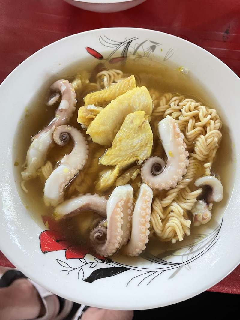 Tô mì nấu nước lèo bún cá với bạch tuộc và cá