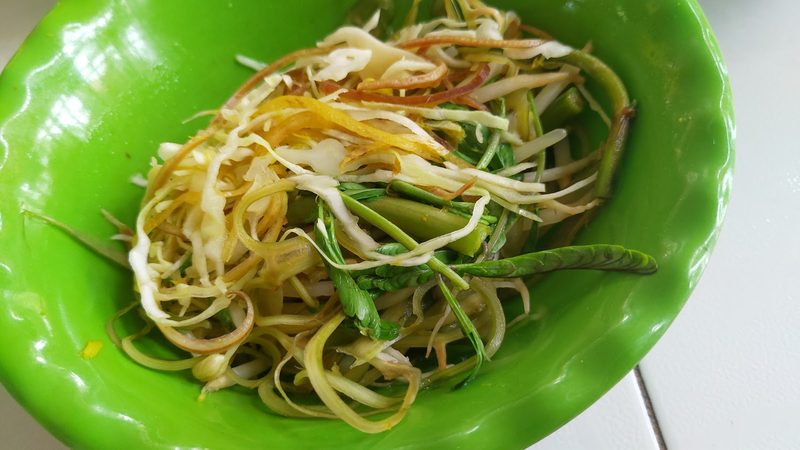 Rổ rau ăn kèm: bắp chuối bào, rau muống và rau thơm