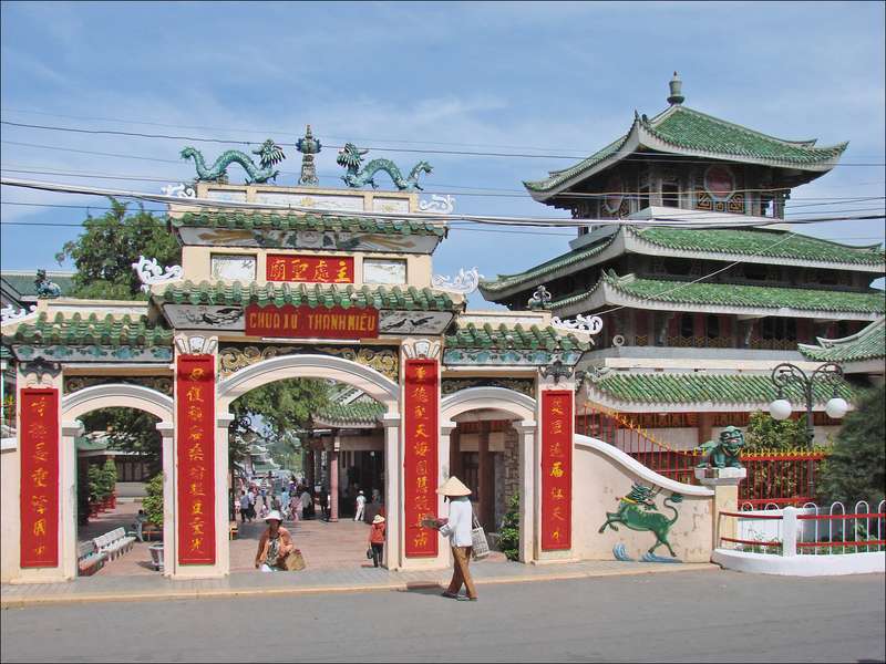Cổng tam quan và mái ngói xanh nhiều tầng của miếu Bà Chúa Xứ